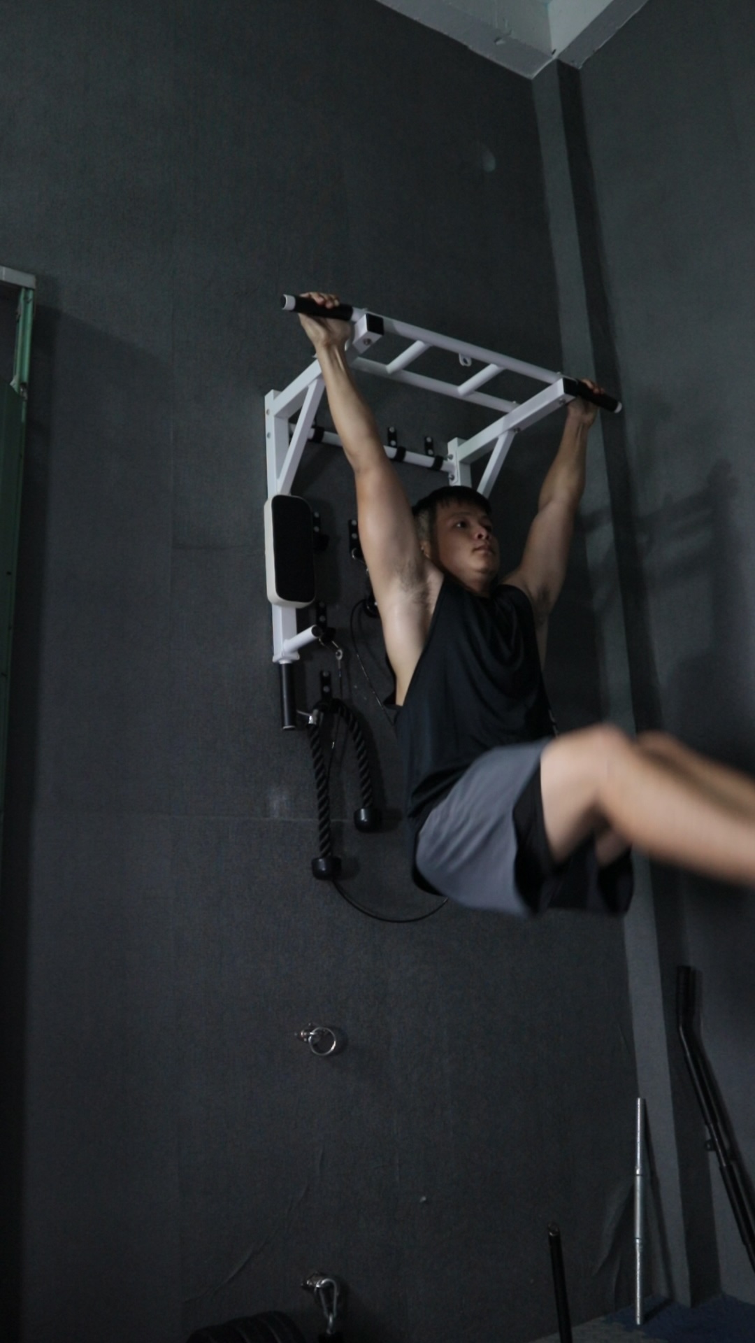 hanging leg raise với xà đơn
